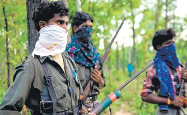 बीजापुर जिले में गोलीबारी से तीन की मौत बीजापुर जिले में गोलीबारी से तीन की मौत