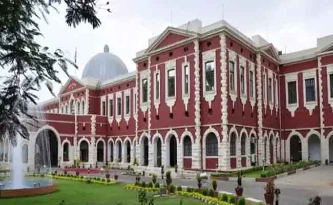निजी विश्वविद्यालयों पर पैसों के बदले डिग्रियां बांटने का आरटीआई कार्यकर्ता का आरोप निजी विश्वविद्यालयों पर पैसों के बदले डिग्रियां बांटने का आरटीआई कार्यकर्ता का आरोप