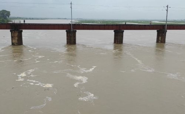 रामगंगा के बढ़ते जलस्तर से इन 300 गांवों में मंडराया बाढ़ का खतरा, प्रशासन सतर्क रामगंगा के बढ़ते जलस्तर से इन 300 गांवों में मंडराया बाढ़ का खतरा, प्रशासन सतर्क