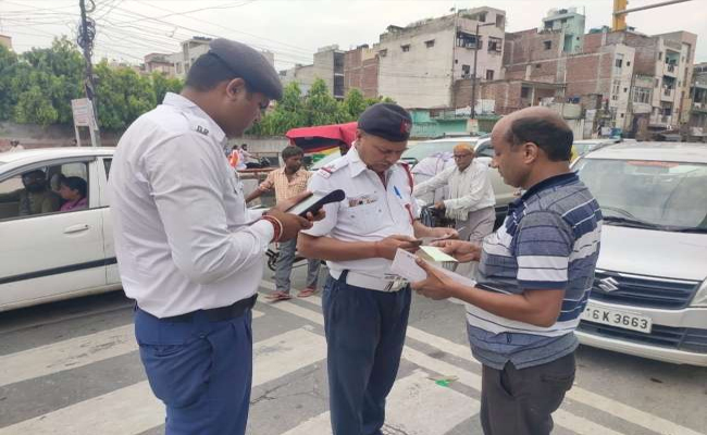 जान लें ये नियम, बेवजह रोककर आपको परेशान नहीं कर पाएगी ट्रैफिक पुलिस जान लें ये नियम, बेवजह रोककर आपको परेशान नहीं कर पाएगी ट्रैफिक पुलिस