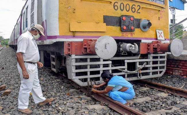 चक्रवाती तूफान गुलाब के चलते बस्तर में रेल के पहिए थमे चक्रवाती तूफान गुलाब के चलते बस्तर में रेल के पहिए थमे